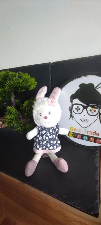 doudou peluche lapin blanc sauthon fleur robe bleu rose violet