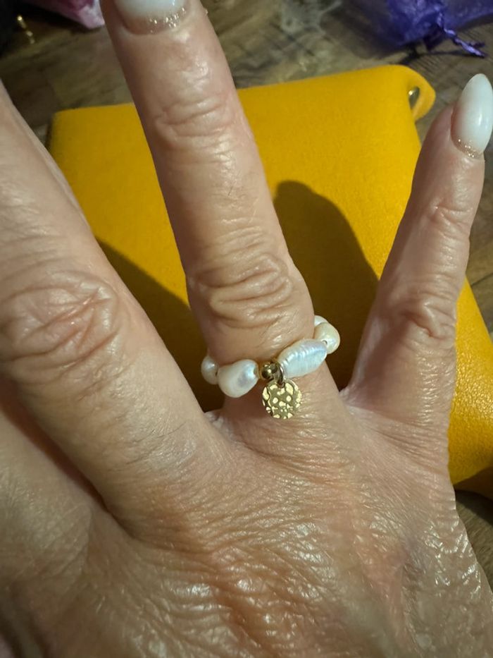 Bague réglable élastique perles d’eaux douce petite médaille en breloque