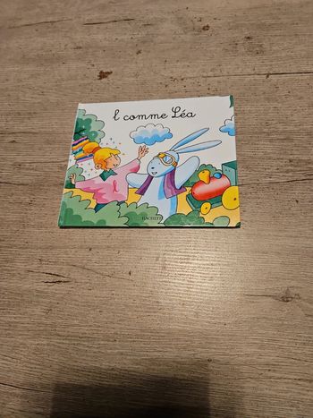 Livre d images pour enfant L comme Léa, Hachette, en excellent etat