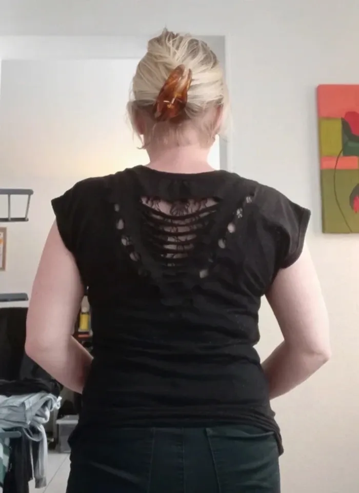 Joli Tee-shirt noir imprimé et ajouré sur l'arrière 36 - photo numéro 2