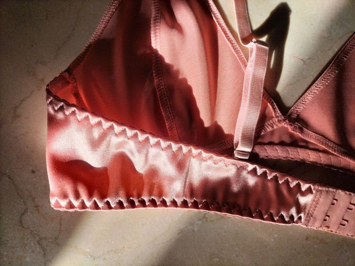 Ensemble lingerie rose saumon brillant - triangle et string - photo numéro 5