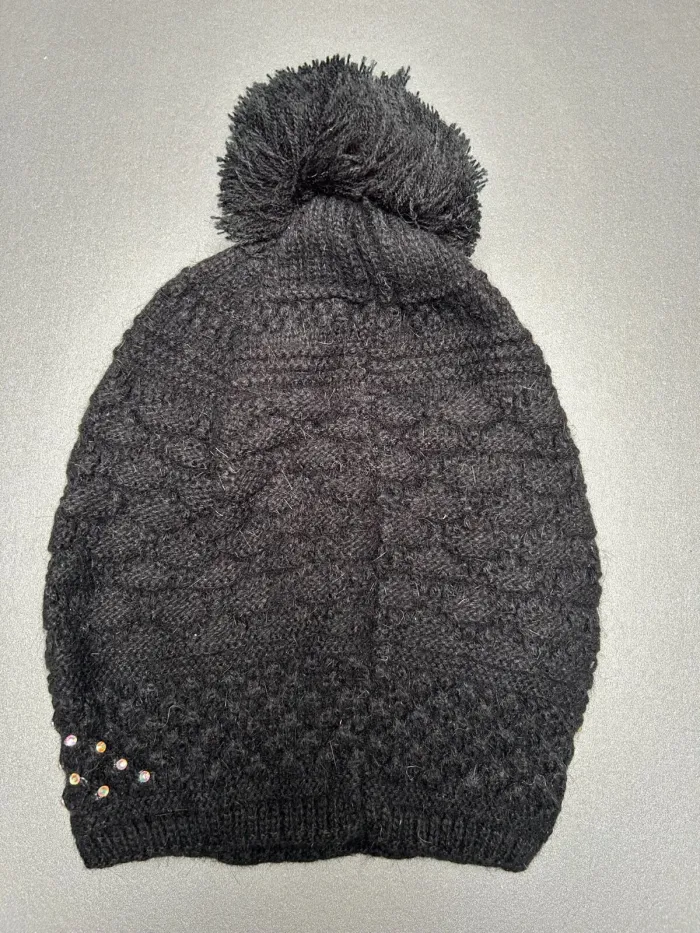Bonnet noir à pompon et strasses neuf - photo numéro 2