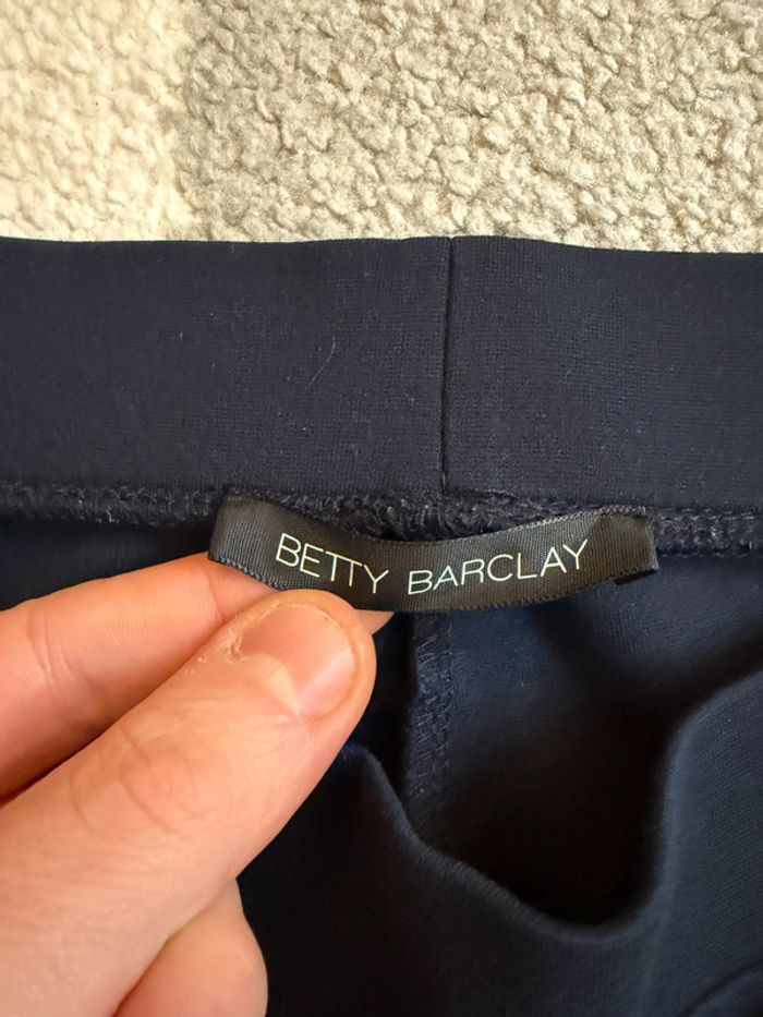 Pantalon ajusté Betty Barclay couleur bleu marine Taille 40 - photo numéro 4
