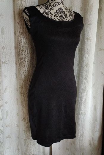 Robe moulante noire motifs en relief Taille 38