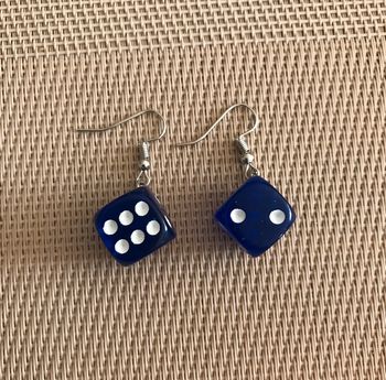 Boucles d’oreilles dés bleu nuit