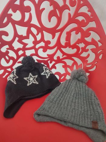 Lot de deux bonnet gris à pom-pom 2/4ans