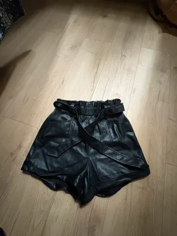 Short en cuir noire