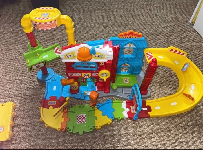 Lot maxi caserne de pompier + circuit + voitures tut tut bolide vtech - photo numéro 3