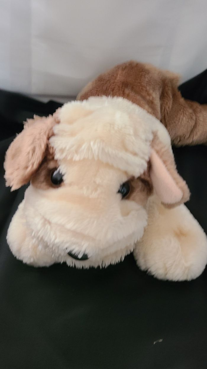 peluche chien bulldog marron blanc allongé billes menal