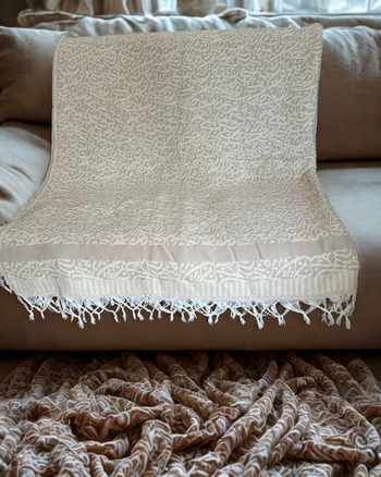Jeté de lit artisanal 100% coton – Calligraphie orientale – 2,30 x 3 m