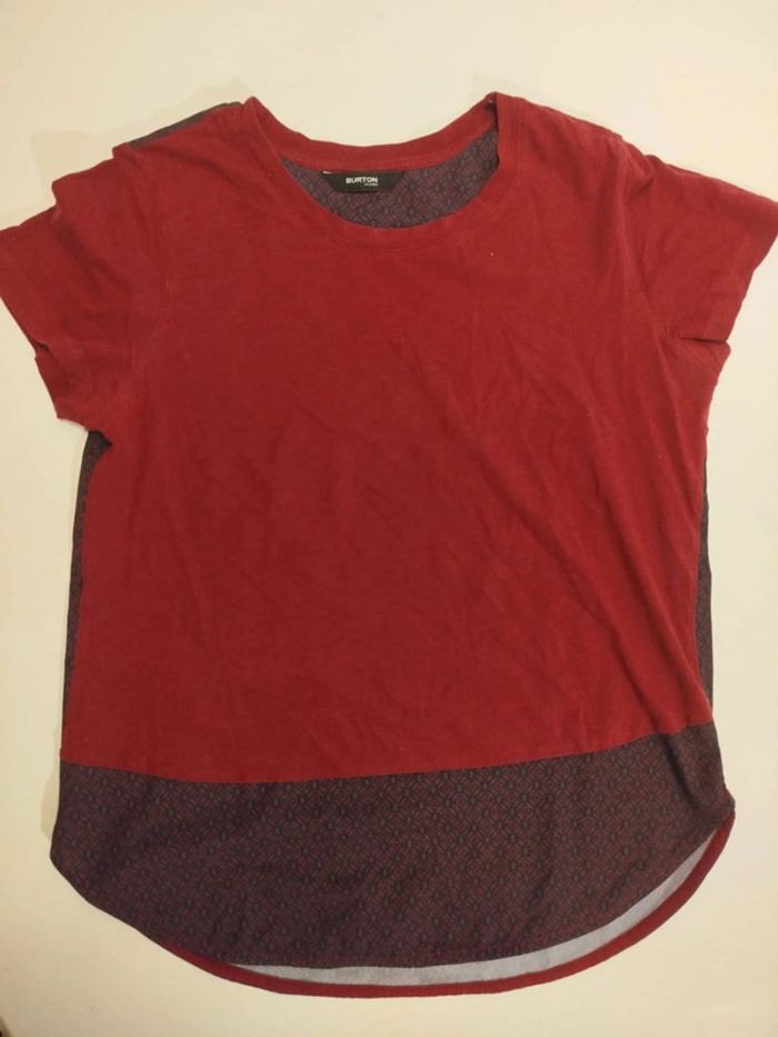 T-shirt femme Burton bordeaux imprimé chic – Taille S/M – Petit défaut discret