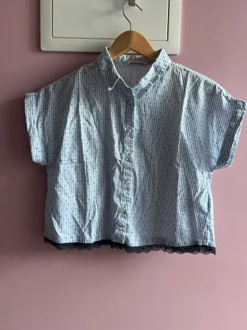 Blouse bleu mignonne à pois noir et dentelle noire en bas