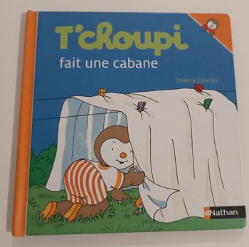 T'choupi fait une cabane