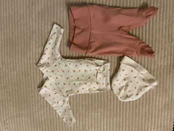 Ensemble body blanc + pantalon avec pieds + bonnet