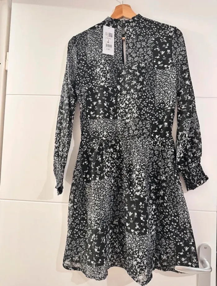 Robe Bizzbee noire fluide à fleurs blanches – neuve – T36/S - photo numéro 3