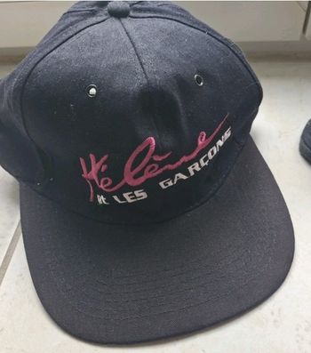 Hélène Rollès casquette officiel cette casquette collector signée Hélène Rollès "Les Garçons de la Maison". Un objet de collection idéal pour les fans de la série culte des années 90.
- Type de produit : Casquette collector
- Artiste/Personnalité : Hélène