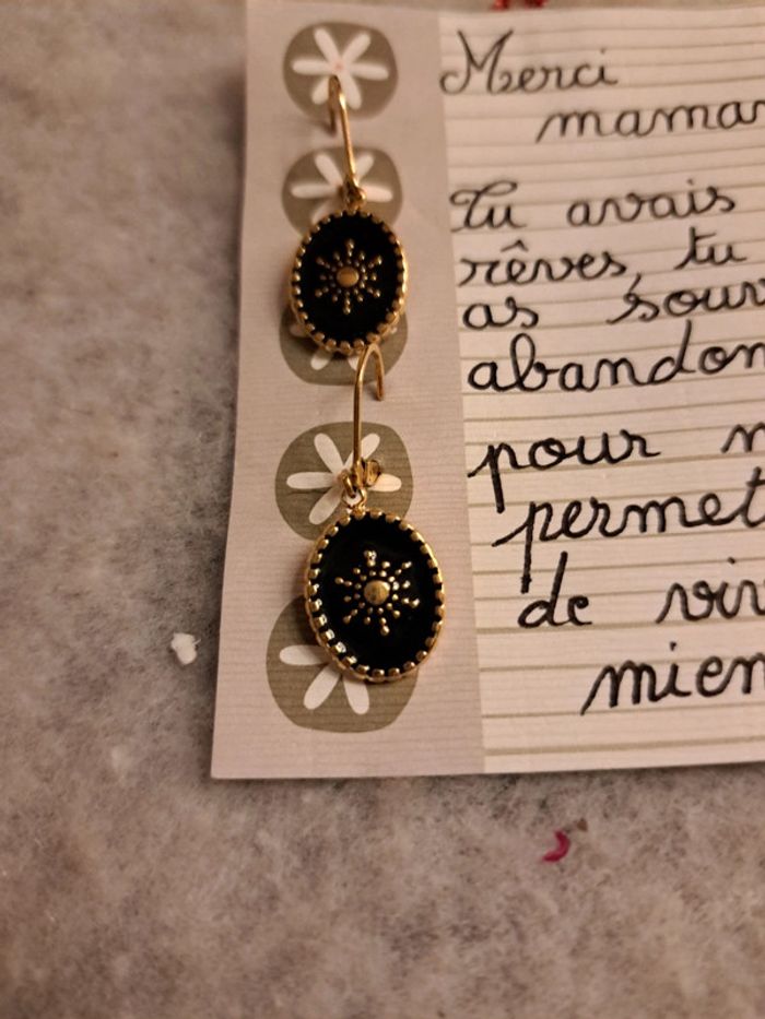 Boucles d'oreilles pendante noir et doré - photo numéro 3