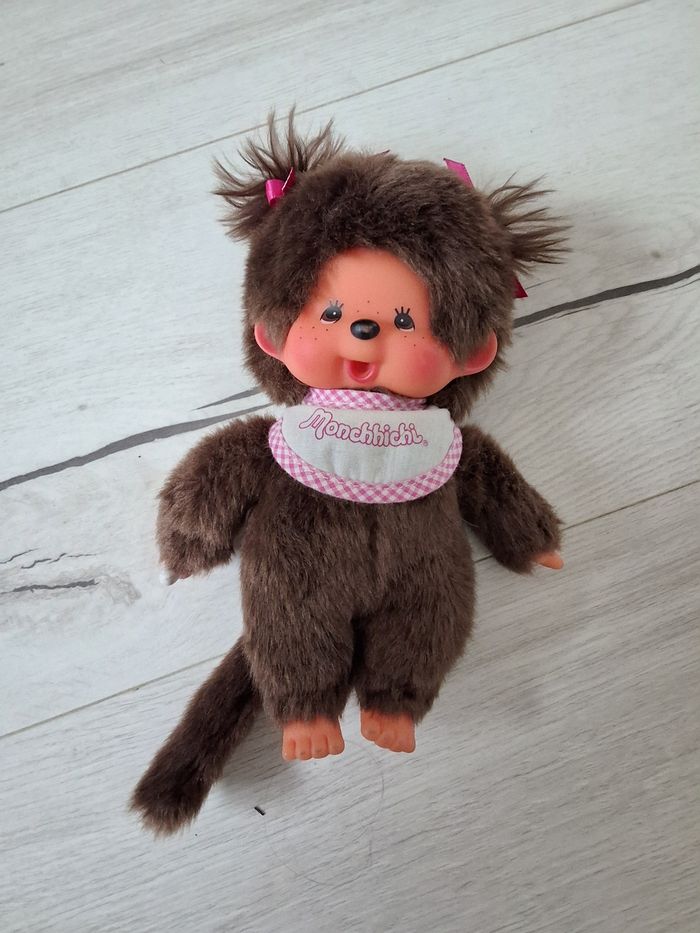Peluche fille Mochhichi bavoir et nœuds roses couette 20 cm