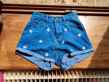Short en jean avec petits fleurs