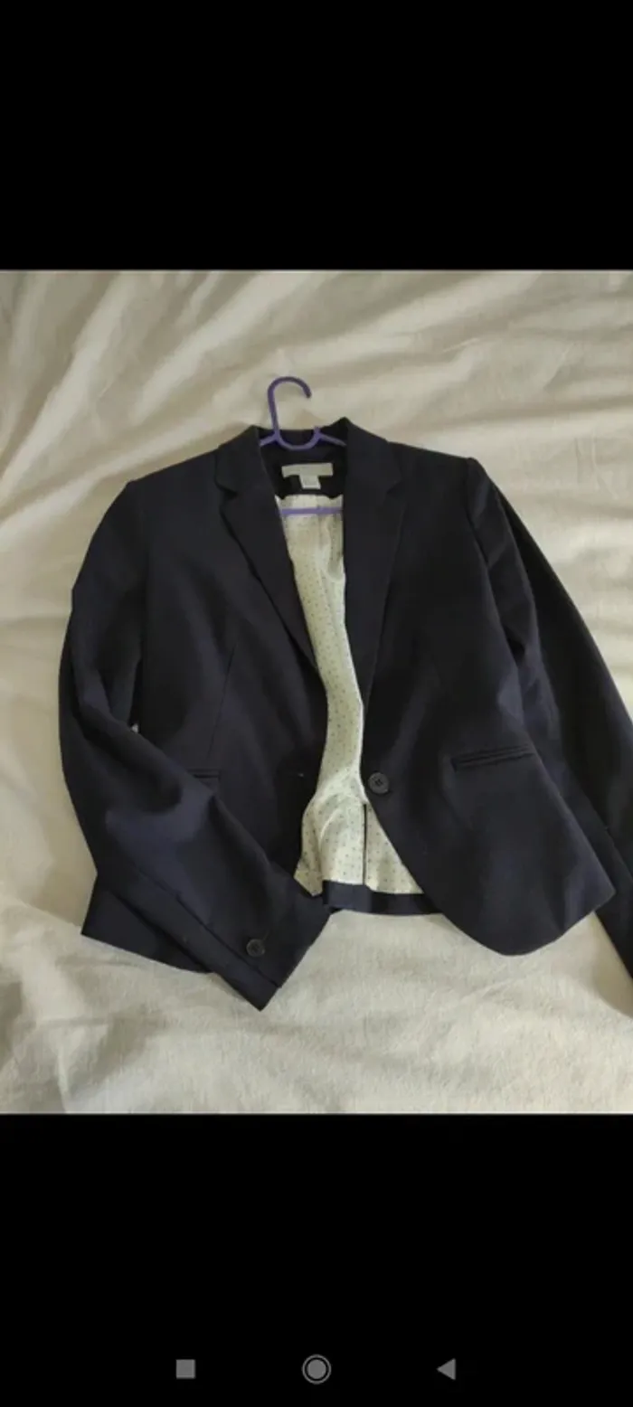 Très belle veste h&m bleu marine taille 36 en très bon état comme neuve