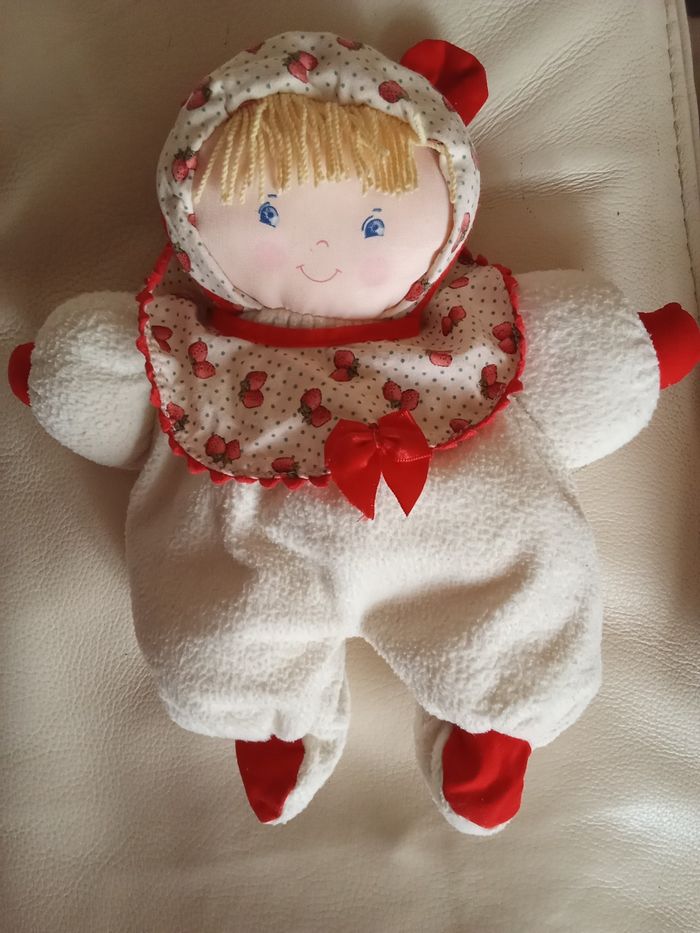 Doudou poupée chiffon  tissu  fraises Corolle Élastidoux imprimé fraises de 1995 peluche vintage ancien 30 ans  doudou crème rouge noeud cheveux laine / fil / ficelle blond jaune corps polaire  visage peint   d'occasion