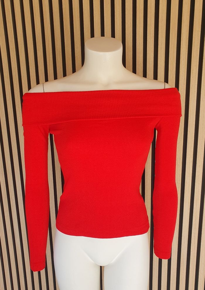 Splendide pull rouge à épaules dénudés 😍 - photo numéro 2