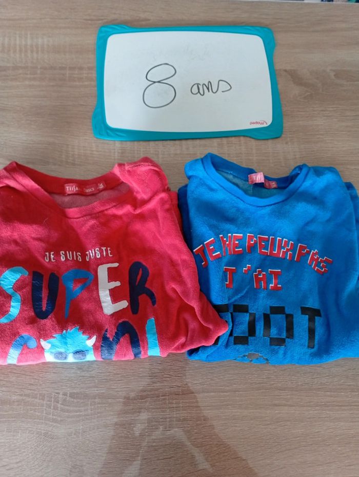 Deux hauts de pyjama