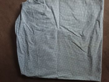 drap housse bleu avec fleurs blanches 90 x 190 cm pour lit 1 pers