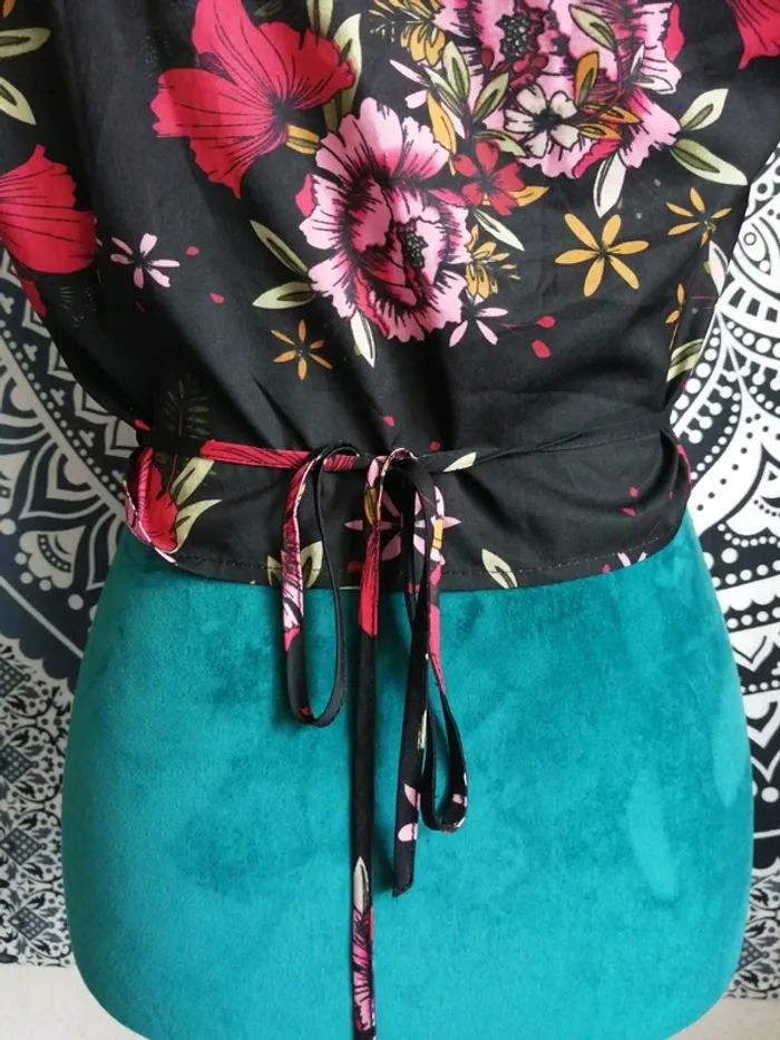 Haut noir manches courtes cache coeur motifs fleurs / shein / (M) - photo numéro 6