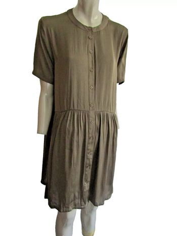 robe d'été tissu léger et fluide marque monoprix femme taille indiquée 42 peut aller a un 40