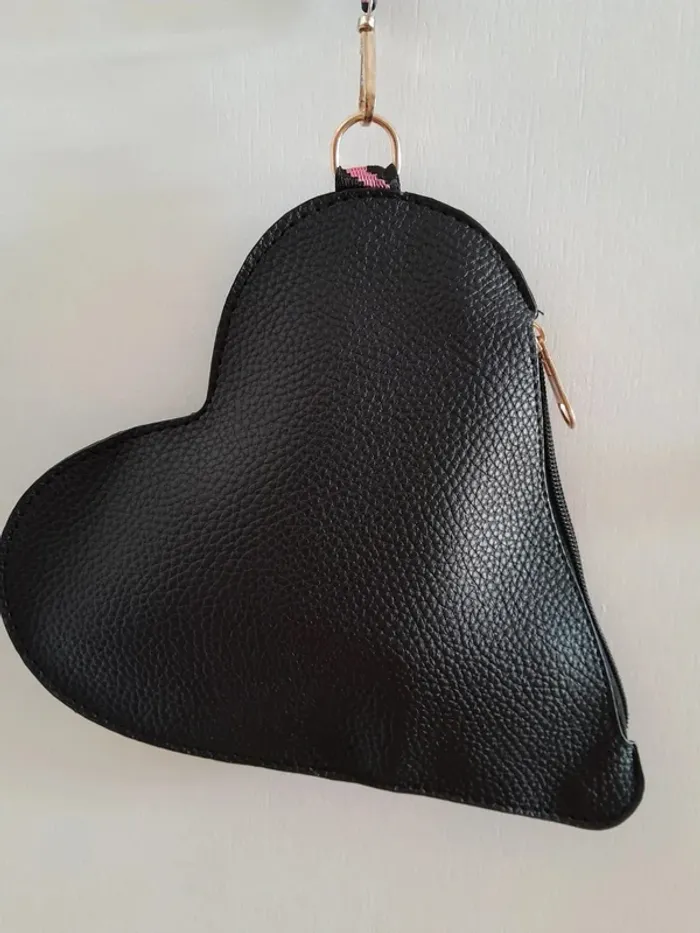 Pochette en forme de coeur, couleur noire, simili cuir - photo numéro 3