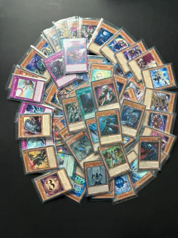 Yu-Gi-Oh ! - Lot 250 cartes avec 10 cartes brillantes offerte en francaises