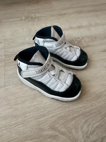 Baskets air Jordan 11 concord