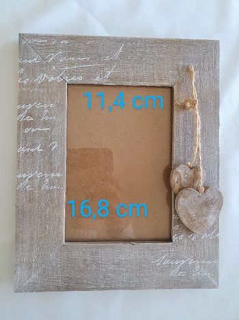 Cadre photo en bois avec cœurs sur pied