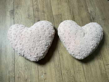 2 coussins roses cœur