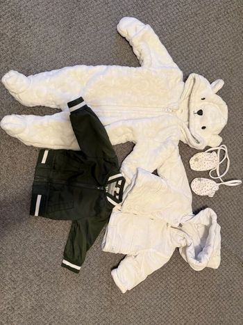 Lot manteau bébé 1 mois une paire de moufle  1 manteau 1 bombers une conbinaison