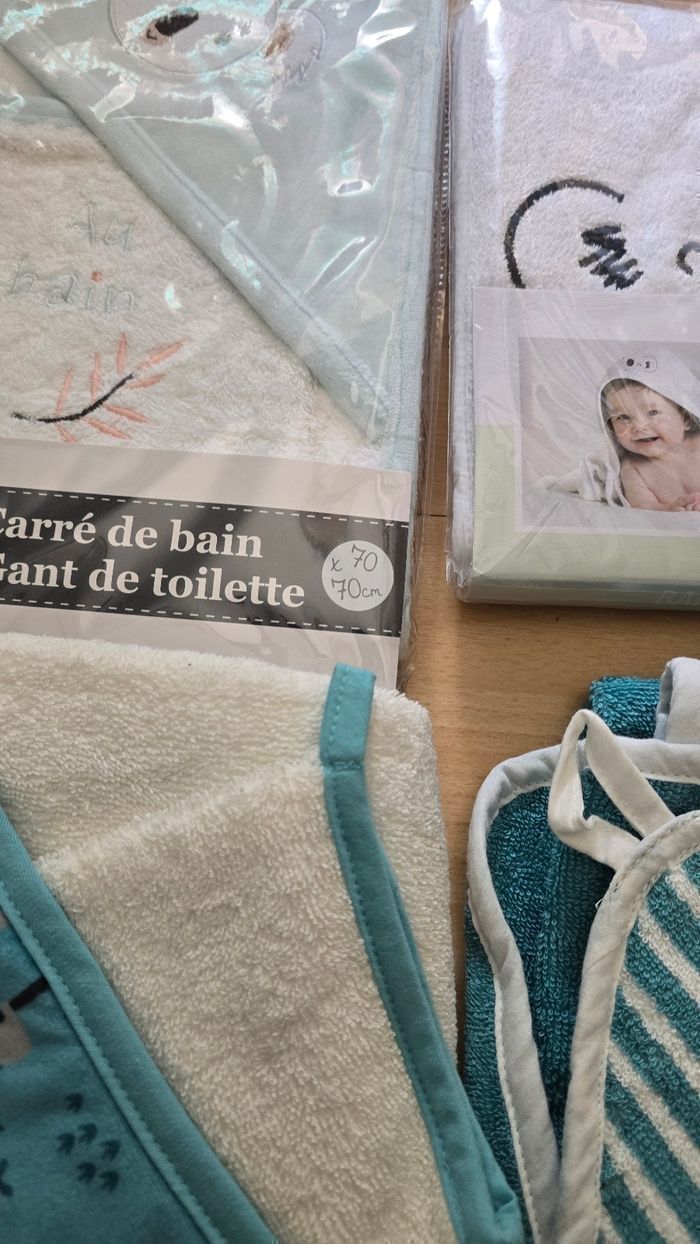 NEUFS 🏷😍🤩👌superbe lot 4 capes de bains et 2 gants de toilettes bébé 🤩😍⚘️⚘️ - photo numéro 3
