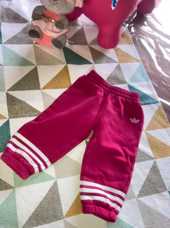 Bas de survêtement adidas fuchsia 9/12 mois