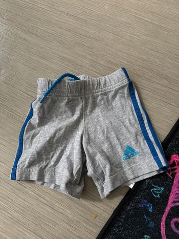 Short adidas 9/12 mois très bon état