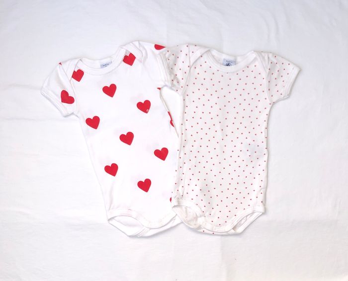 Lot de 2 bodies collection cœurs Petit Bateau 6 mois
