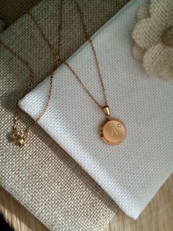 Collier  médaillon lettre A avec zircon