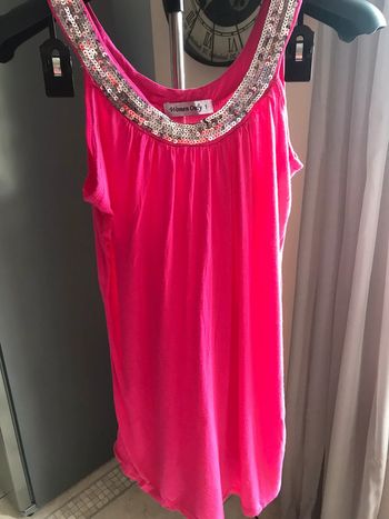 Débardeur rose encolure paillettes