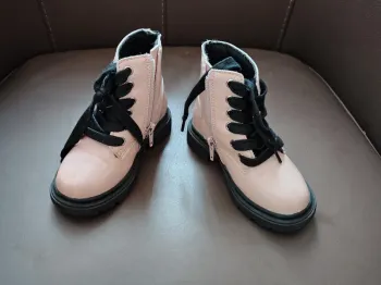 Peu porter chaussure montante taille 23 rose pâle strass noir gemo