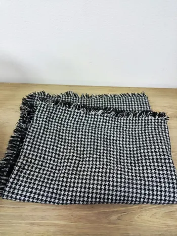 Echarpe noir et blanche accessories, très bon état 62x180cm