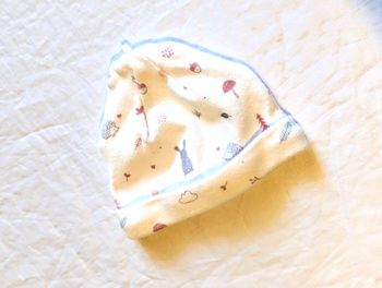 Petit Bonnet Baby Club Blanc Dessins Nature Animaux Glands Champignons Feuilles Accessoire Bébés