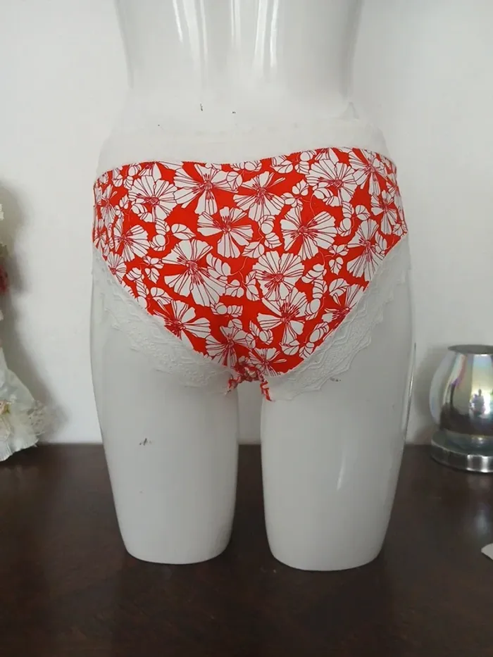 Shorty rouge fleuri 38 - photo numéro 5