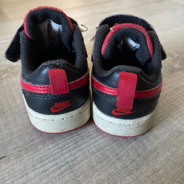 Très jolie paire de Nike garçon taille 21 - photo numéro 3