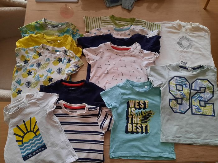 Lot de 76 vêtements été en taille 12 mois