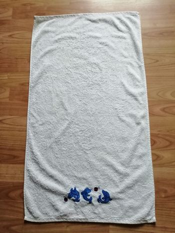 serviette blanche brodée dauphins