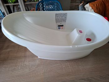 Baignoire blanche avec transat intégré